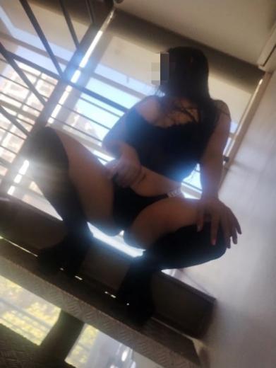 Rica jovencita ardiente llena de placer y lujuria