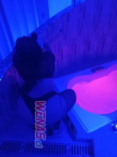 LINDA PUTITA JOVEN CON LUGAR 