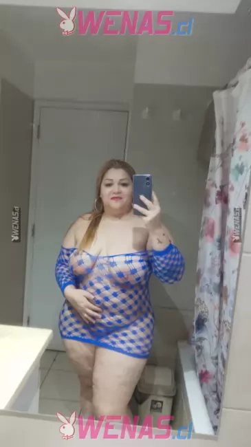 Rubia complaciente encantadora