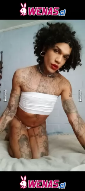 Trava femme tatuada Vers y dot, sin lugar.